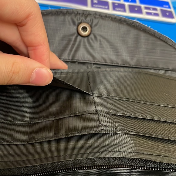 Guess Wallets - Picture 10 of 10